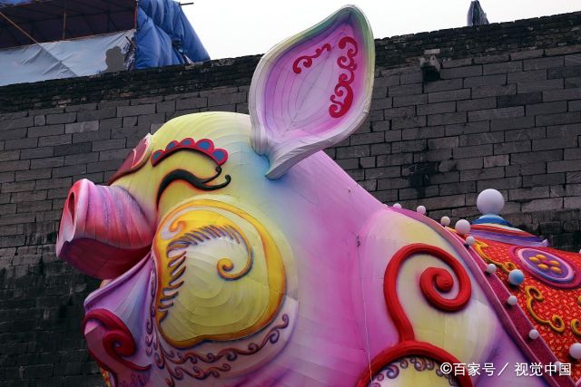 15米高巨型"猪猪灯"亮相南京夫子庙,吸引游客驻足拍照